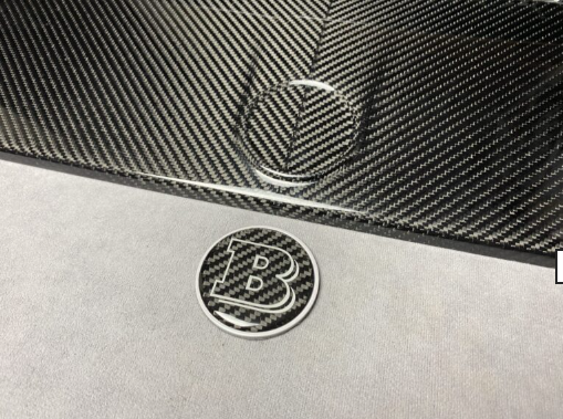 Metalowy emblemat maski Mercedes-Benz W463A W464 G-Class styl Brabus na maskę Scoop szary metal i węgiel