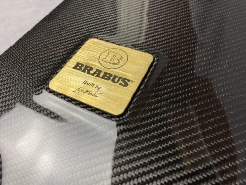 Emblemat z logo silnika Brabus gold dla Mercedesa AMG klasy G