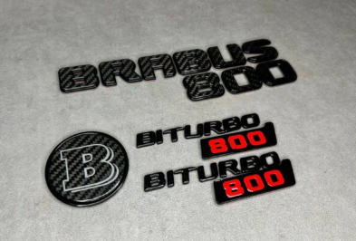 Zestaw emblematów Brabus 800 w kolorze czarnym i karbonowym do WSZYSTKICH modeli Mercedesa