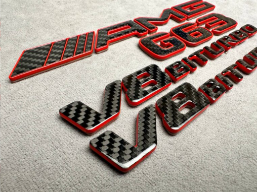 Zestaw emblematów Mercedes-Benz W463A W464 2018-2024 G-klasa styl AMG G63 V8 biturbo red