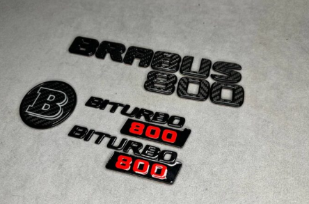 Zestaw emblematów Brabus 800 w kolorze czarnym i karbonowym do WSZYSTKICH modeli Mercedesa