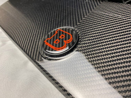 Metalowy emblemat maski Mercedes-Benz W463A W464 G-Class styl Brabus red 55 mm