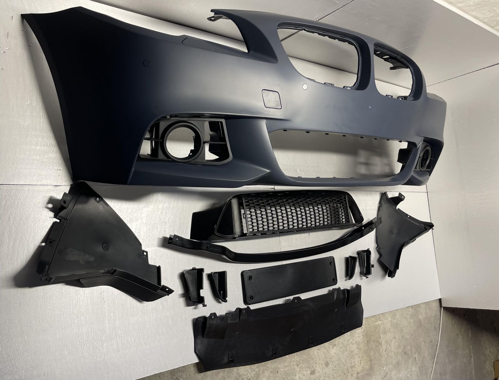 Przedni zderzak BMW 5 F10 po liftingu  2014-2017 styl M-Tech