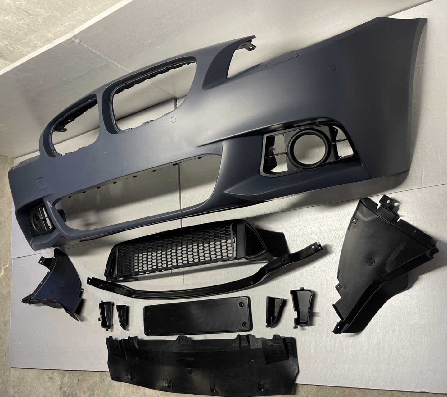 Przedni zderzak BMW 5 F10 po liftingu  2014-2017 styl M-Tech