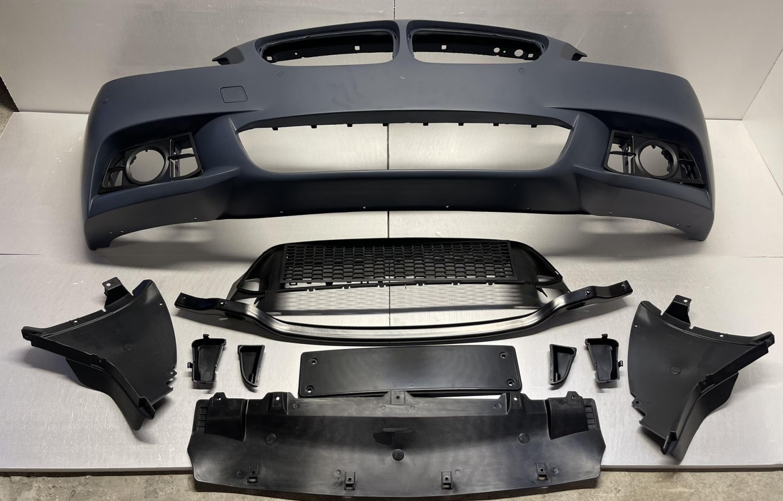 Przedni zderzak BMW 5 F10 po liftingu  2014-2017 styl M-Tech