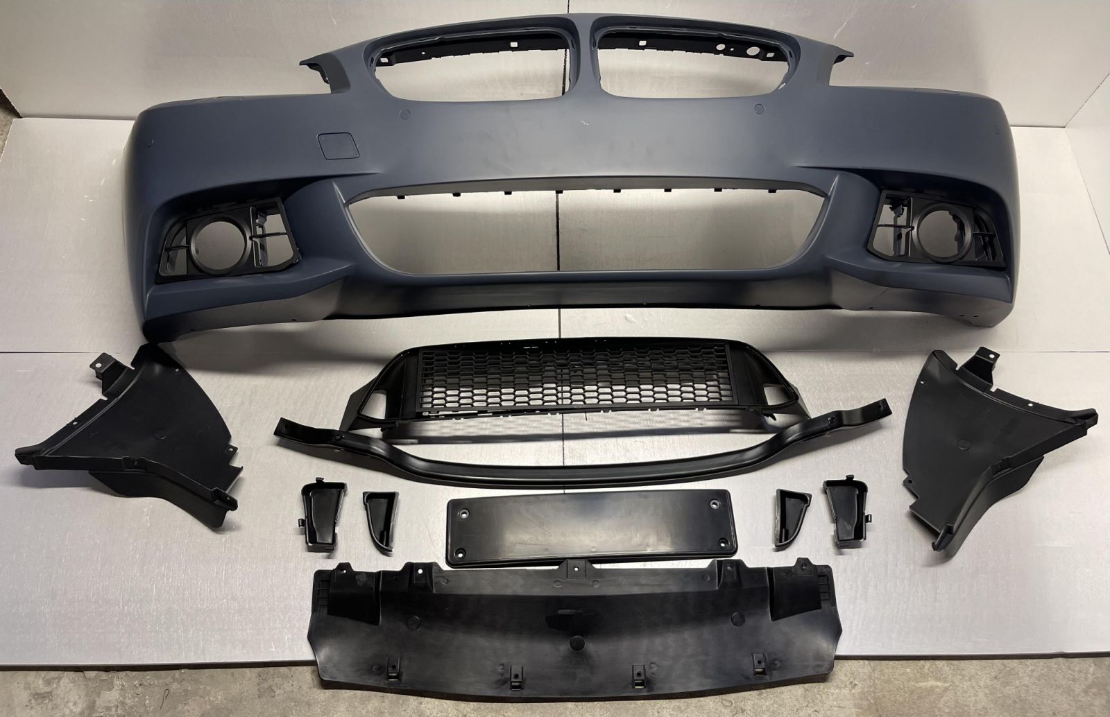 Przedni zderzak BMW 5 F10 po liftingu  2014-2017 styl M-Tech